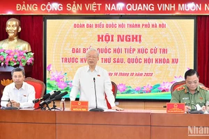 Tổng Bí thư Nguyễn Phú Trọng cùng các đại biểu Quốc hội Đơn vị bầu cử số 1, thành phố Hà Nội tham dự buổi tiếp xúc cử tri.