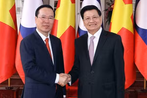 Chủ tịch nước Võ Văn Thưởng và Tổng Bí thư, Chủ tịch nước Lào Thongloun Sisoulith tại lễ đón. (Ảnh: Thống Nhất/TTXVN)