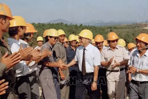 Thủ tướng Võ Văn Kiệt thăm cán bộ, công nhân Công ty Xây lắp điện 3 đang thi công tuyến đường dây 500kV Hà Tĩnh-Đắc Lây, tháng 5/1993. (Ảnh: Minh Đạo/TTXVN)