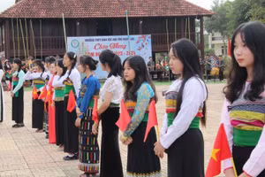 Học sinh Trường trung học phổ thông dân tộc nội trú Ngọc Lặc trong ngày khai giảng năm học mới.