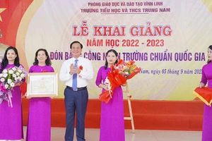 Phó Bí thư Tỉnh ủy, Chủ tịch Ủy ban nhân dân tỉnh Quảng Trị Võ Văn Hưng trao Bằng công nhận trường đạt chuẩn quốc gia mức độ 1 cho Trường Tiểu học và THCS Trung Nam, huyện Vĩnh Linh.