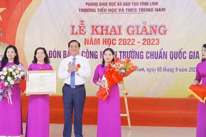 Phó Bí thư Tỉnh ủy, Chủ tịch Ủy ban nhân dân tỉnh Quảng Trị Võ Văn Hưng trao Bằng công nhận trường đạt chuẩn quốc gia mức độ 1 cho Trường Tiểu học và THCS Trung Nam, huyện Vĩnh Linh.