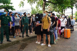 Các công dân Việt Nam được trao trả qua Cửa khẩu quốc tế Mộc Bài. (Ảnh: Thanh Tân/TTXVN)