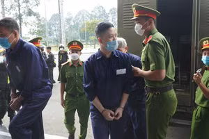 Các bị cáo được dẫn đến phiên xét xử.