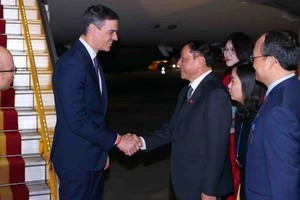 Bộ trưởng Văn hóa, Thể thao và Du lịch Nguyễn Văn Hùng đón Thủ tướng Tây Ban Nha Pedro Sánchez tại Sân bay quốc tế Nội Bài, Hà Nội. (Ảnh: PHẠM KIÊN/TTXVN)