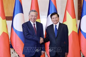 Chủ tịch nước Tô Lâm và Tổng Bí thư, Chủ tịch nước Lào Thongloun Sisoulith chụp ảnh chung. (Ảnh: NHAN SÁNG /TTXVN)