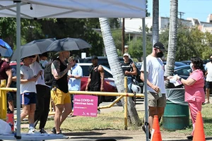 Người dân xếp hàng chờ tiêm vaccine ngừa bệnh đậu mùa khỉ tại Los Angeles, California, Mỹ. (Ảnh: AFP/TTXVN)