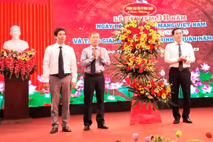 Lãnh đạo tỉnh Ninh Thuận tặng hoa, chúc mừng Hội Nhà báo tỉnh nhân Lễ kỷ niệm 98 năm Ngày Báo chí cách mạng Việt Nam.