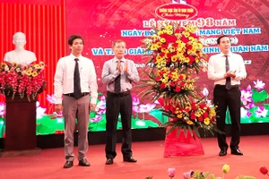 Lãnh đạo tỉnh Ninh Thuận tặng hoa, chúc mừng Hội Nhà báo tỉnh nhân Lễ kỷ niệm 98 năm Ngày Báo chí cách mạng Việt Nam.