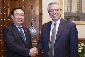 Chủ tịch Quốc hội Vương Đình Huệ và Tổng thống Argentina Alberto Fernandez. (Ảnh: Doãn Tấn/TTXVN)