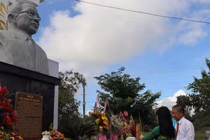 Các đại biểu thắp hương tưởng nhớ cố Thủ tướng Võ Văn Kiệt.