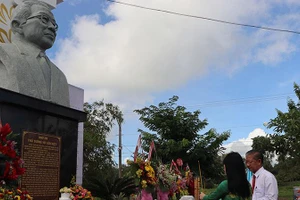 Các đại biểu thắp hương tưởng nhớ cố Thủ tướng Võ Văn Kiệt.