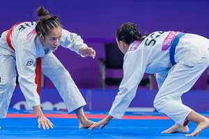 Phùng Thị Huệ (trái) giành Huy chương đầu tiên cho Đoàn Thể thao Việt Nam trong ngày 5/10. (Ảnh: Đoàn Thể thao Việt Nam)