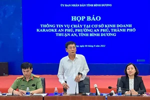 Phó Chủ tịch Thường trực Ủy ban nhân dân tỉnh Bình Dương Mai Hùng Dũng phát biểu ý kiến tại buổi họp báo.