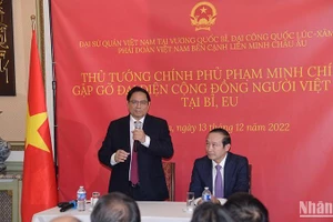 Thủ tướng Phạm Minh Chính gặp gỡ đại diện cộng đồng người Việt Nam tại Vương quốc Bỉ và một số nước châu Âu. (Ảnh: THANH GIANG/BND)