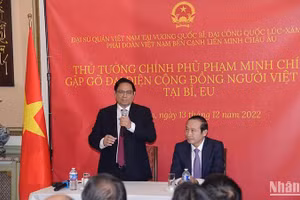Thủ tướng Phạm Minh Chính gặp gỡ đại diện cộng đồng người Việt Nam tại Vương quốc Bỉ và một số nước châu Âu. (Ảnh: THANH GIANG/BND)