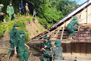 Bộ đội Biên phòng giúp người dân di dời các ngôi nhà có nguy cơ bị sạt lở đất.