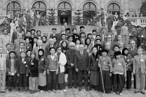 Tổng Bí thư Đỗ Mười, Chủ tịch nước Lê Đức Anh, Chủ tịch Quốc hội Nông Đức Mạnh, Thủ tướng Võ Văn Kiệt gặp mặt đại biểu các gia đình liệt sĩ tiêu biểu trong cả nước (5/2/1994). (Ảnh: Trần Sơn/TTXVN)