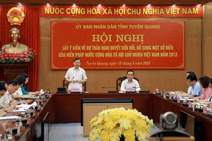 Đồng chí Nguyễn Văn Sơn, Chủ tịch Ủy ban nhân dân tỉnh Tuyên Quang phát biểu khai mạc hội nghị.