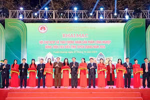 Đại biểu cắt băng khai mạc hội chợ.