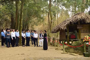 Du khách thăm lán Nà Nưa.