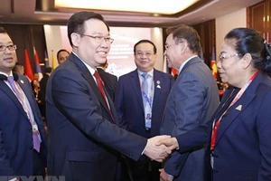 Chủ tịch Quốc hội Vương Đình Huệ với đại biểu. (Ảnh: Doãn Tấn/TTXVN)