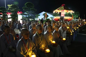 Trong không gian trang nghiêm, hàng nghìn ngọn nến được thắp sáng mang theo lời cầu nguyện hòa bình, an lành và sự siêu thoát cho anh linh các Anh hùng liệt sĩ. 