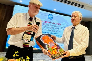 Ông Charles Leslie Clements tặng bức tranh vẽ về Chủ tịch Hồ Chí Minh cho đồng chí Đỗ Văn Chiến.