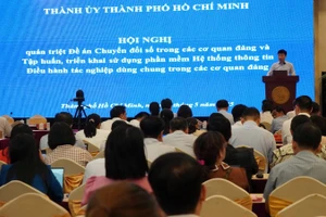 Đại diện Cục Chuyển đổi số-Cơ yếu, Văn phòng Trung ương Đảng phổ biến các nội dung cốt lõi, trọng tâm của Đề án Chuyển đổi số trong các cơ quan Đảng.