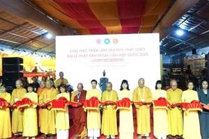 Cắt băng khai mạc Triển lãm.