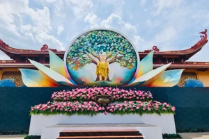 Bên trong khuôn viên chùa, lễ đài đã được trang hoàng hoa sen rực sắc chờ đón xá lợi trái tim Bồ tát Thích Quảng Đức.