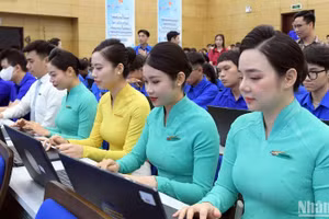 Các thí sinh của Hãng Hàng không Quốc gia Việt Nam (Vietnam Airlines) tham gia thi hưởng ứng tại buổi lễ.