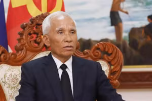 Trưởng Ban Tuyên huấn Trung ương Đảng Nhân dân cách mạng Lào Khamphanh Pheuiyavong trả lời phỏng vấn. (Ảnh: TTXVN)