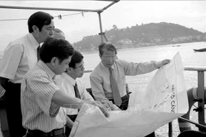 Chủ tịch nước Trần Đức Lương kiểm tra quy hoạch Vịnh Hạ Long, nhằm đảm bảo phát triển kinh tế và bảo vệ cảnh quan môi trường (15/10/1997). (Ảnh: TTXVN)