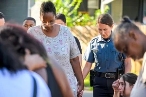 Người dân cầu nguyện cho các nạn nhân trong vụ nổ súng. (Ảnh: nbcnews/TTXVN)