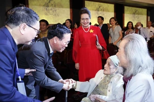 Chủ tịch nước Võ Văn Thưởng thăm hỏi bà Nghiêm Thúy Băng, vợ của Nhạc sĩ Văn Cao. 