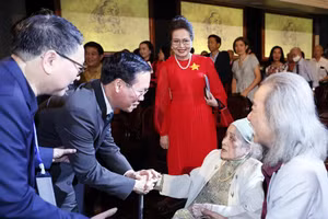 Chủ tịch nước Võ Văn Thưởng thăm hỏi bà Nghiêm Thúy Băng, vợ của Nhạc sĩ Văn Cao. 