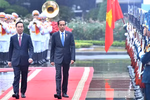 Chủ tịch nước Võ Văn Thưởng và Tổng thống Cộng hòa Indonesia Joko Widodo duyệt Đội danh dự Quân đội nhân dân Việt Nam tại lễ đón. (Ảnh: ĐĂNG KHOA)