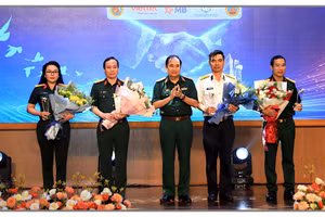 Thượng tướng Phùng Sĩ Tấn trao hoa và biểu chương tặng đại diện các đơn vị tài trợ triển lãm.