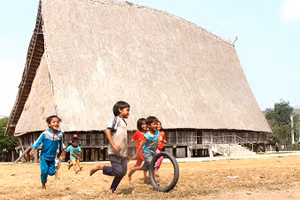 Bên mái nhà rông làng Kon Brăp Ju. (Ảnh: KHIẾU MINH)