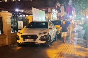 Ô-tô đỗ trên vỉa hè phố Hai Bà Trưng, quận Hoàn Kiếm. (Ảnh: Dung Nhi)