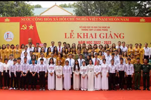 Đồng chí Nguyễn Xuân Thắng chụp ảnh lưu niệm với tập thể cán bộ, giáo viên và học sinh Trường THPT Lê Hồng Phong.