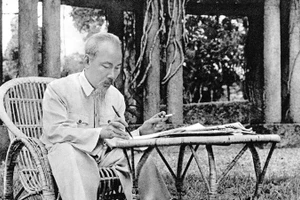 Chủ tịch Hồ Chí Minh làm việc tại Phủ Chủ tịch. (Ảnh tư liệu)