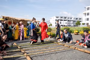 Du khách trải nghiệm múa sạp tại “Phiên chợ xưa” trong hành trình trải nghiệm và khám phá Thành phố Cà-phê.