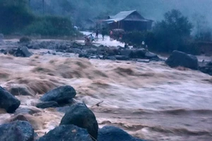 Nước lũ làm ách tắc giao thông tại xã Phong Dụ Thượng, huyện Văn Yên (Yên Bái).