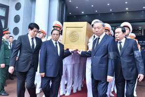 Các đồng chí lãnh đạo Đảng, Nhà nước chuyển linh cữu Tổng Bí thư Nguyễn Phú Trọng.