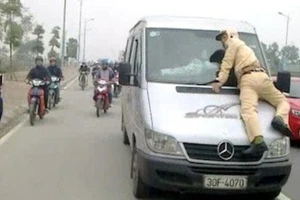 Hình ảnh người vi phạm chống đối lực lượng chức năng. (Ảnh minh họa)