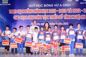 Đồng chí Trương Mỹ Hoa trao tặng các suất học bổng Vừ A Dính cho các em học sinh. (Ảnh: THANH QUỲNH)