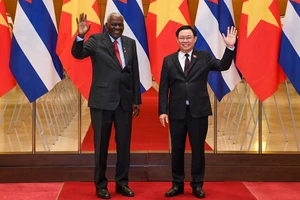 Chủ tịch Quốc hội Vương Đình Huệ và Chủ tịch Quốc hội Cuba Esteban Lazo Hernandez. (Ảnh: DUY LINH)