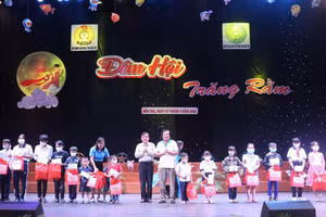 Trao học bổng, quà cho các cháu thiếu nhi là con công đoàn viên, người lao động có hoàn cảnh khó khăn.